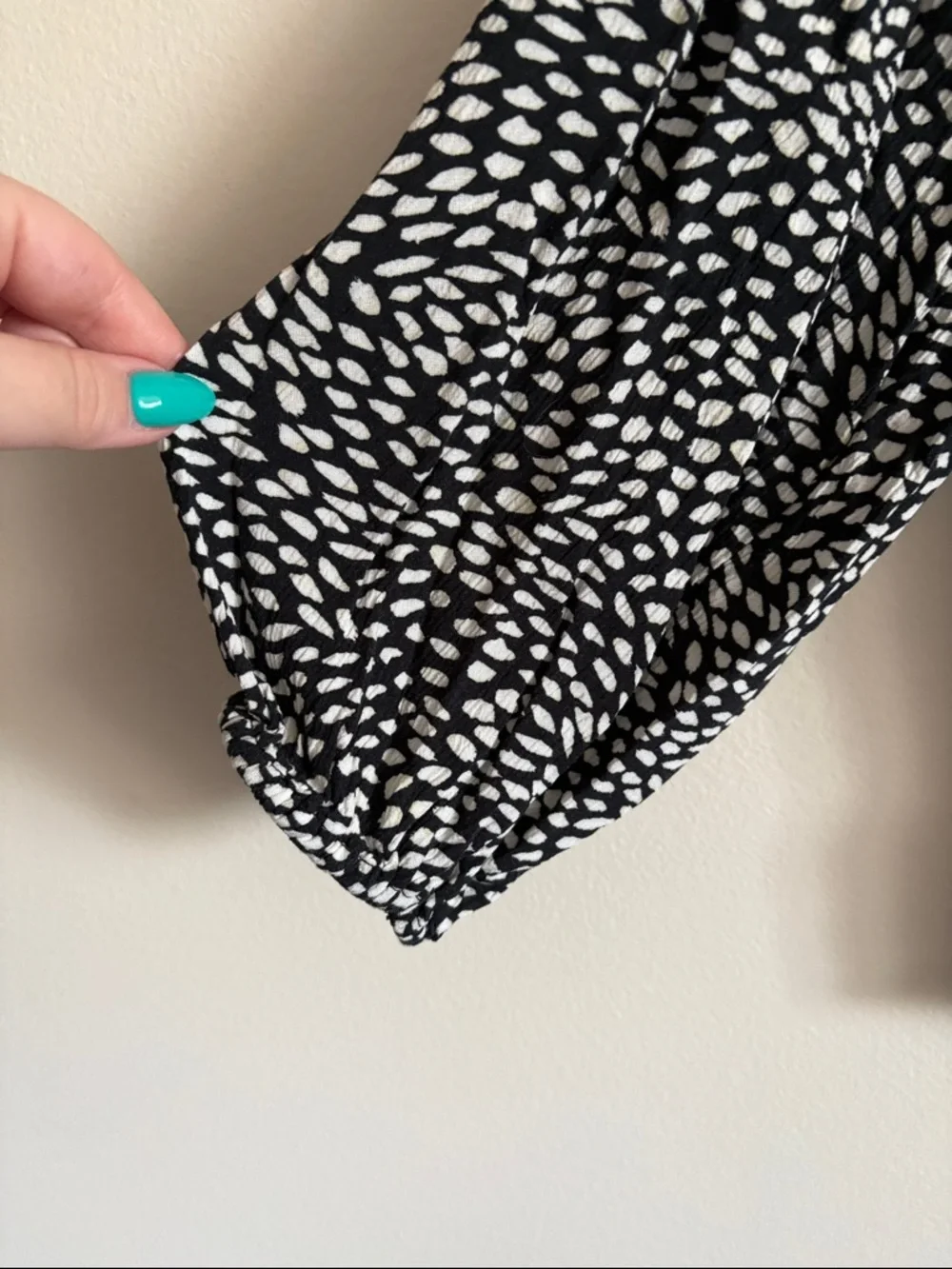 Old Navy Black and White Abstract Dot V-Neck Blouse - Picture 3 of 5